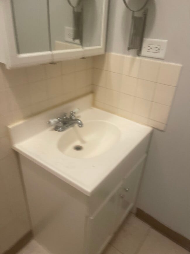 Building Photo - 3248 N Clark St