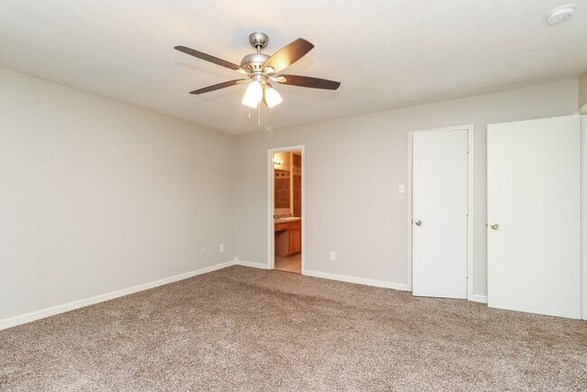 Building Photo - 11710 Sandy Stream Dr