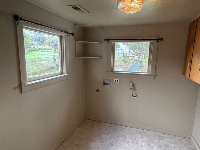 Building Photo - 3-bedroom 1 bath Home in Country Setting