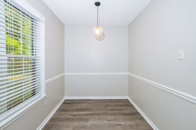 Building Photo - 6164 Kingsview Dr