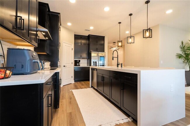 Building Photo - 5090 Shady Pnes Dr