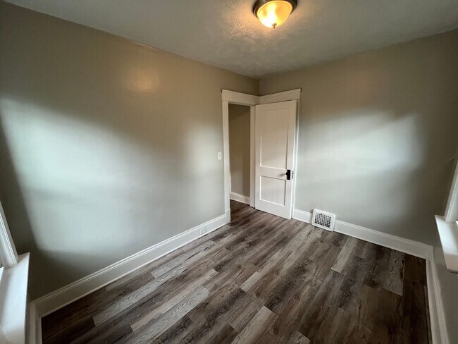 Building Photo - Three bedroom one bathroom home for rent