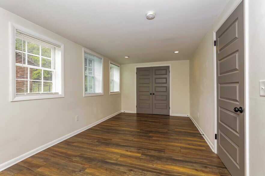 Building Photo - 121 Lakeside Park Dr