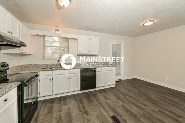 Building Photo - 3 Bedroom Pet-Friendly Home in Knoxville, TN with Main Street Renewal