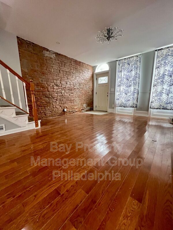 Primary Photo - 827 Almond St