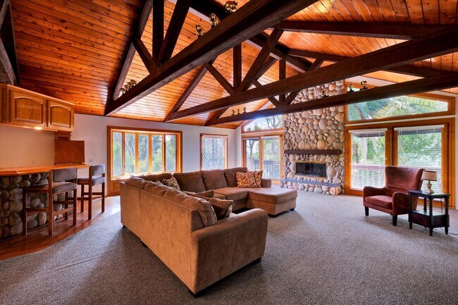 Building Photo - 5-Bedroom Home in Desirable Friendly Hills...