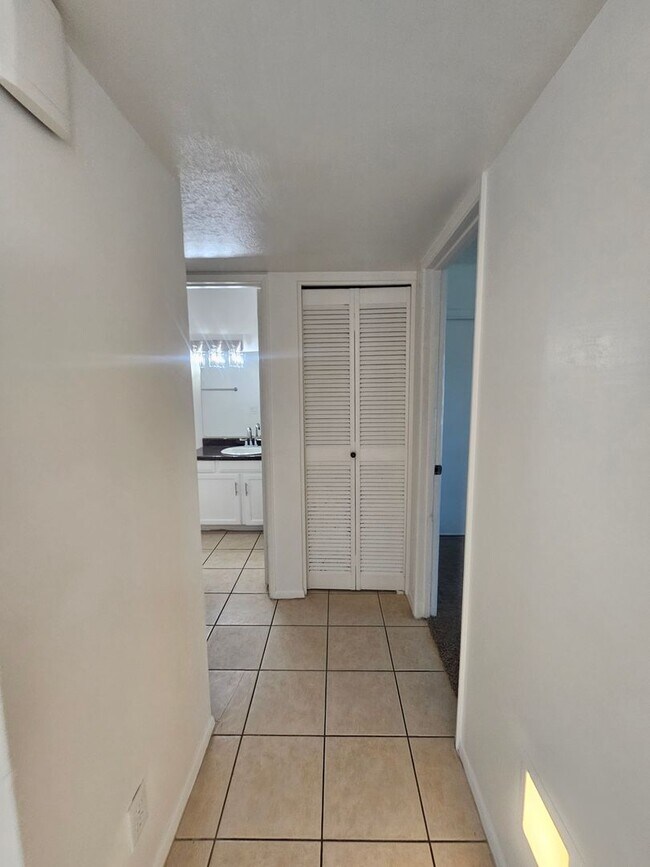 Building Photo - $500 Off First Month! 2 Bed 2 Bath Condo Near Dobson & University with In-Unit W/D