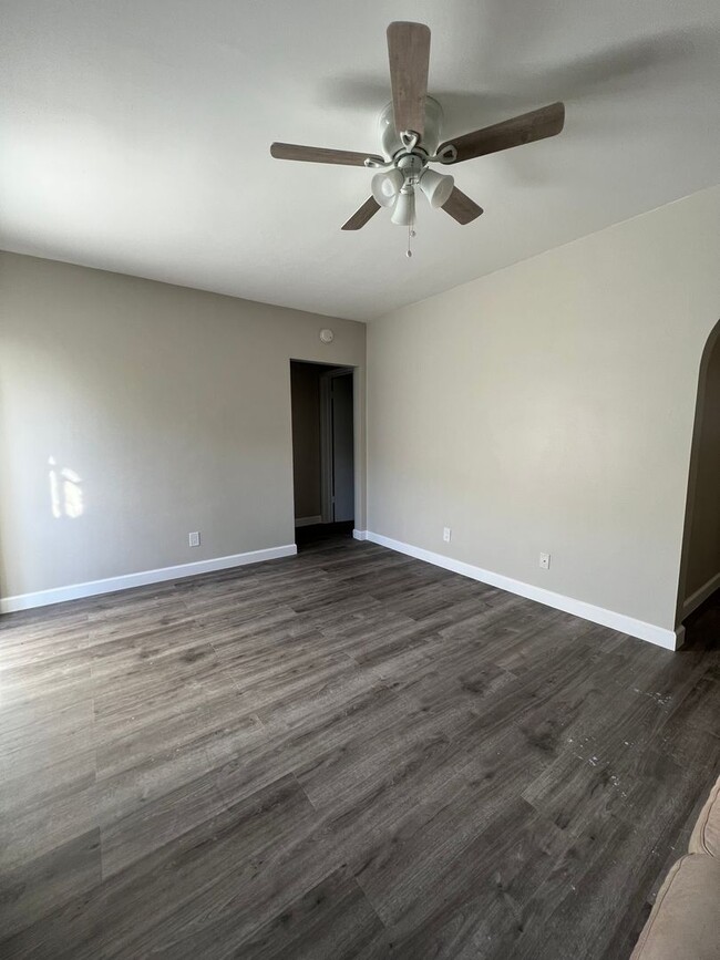 Building Photo - Fully Remodeled 1bed  1bath Apartment w/ Washer & Dryer