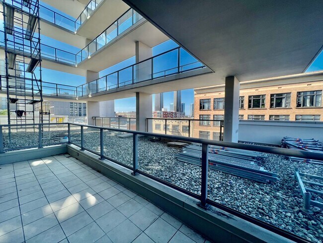 Building Photo - Beautiful upgraded condo Downtown w/ Washe...