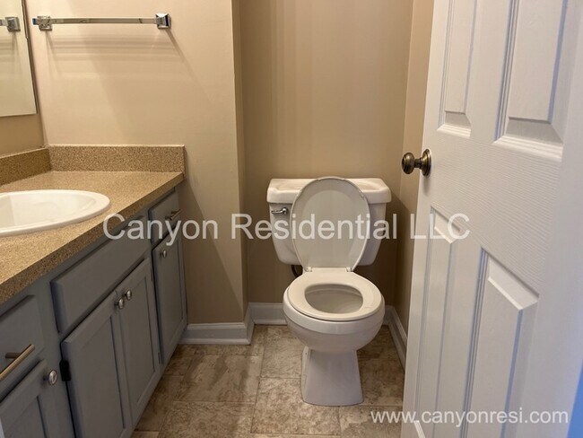 Building Photo - 825 Connaly Dr