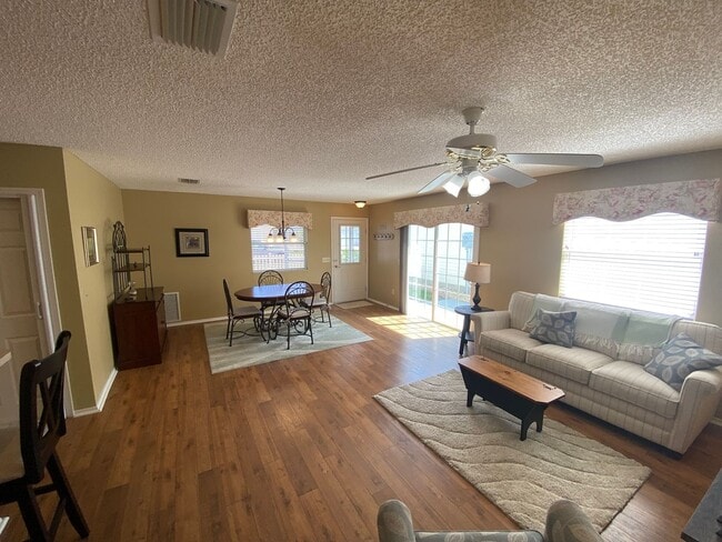 Building Photo - Beautiful 2 + 2 Villa, Turnkey ANNUAL Leas...