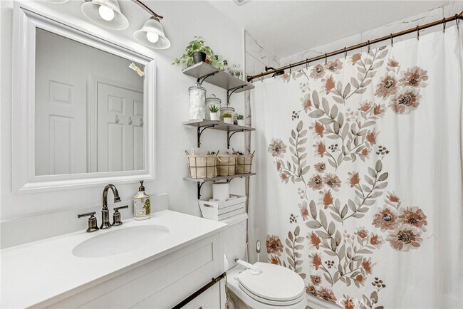 Building Photo - 878 W Sierra Madre Ave