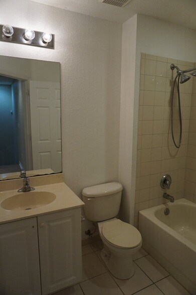 Building Photo - 2030 Nassau Dr