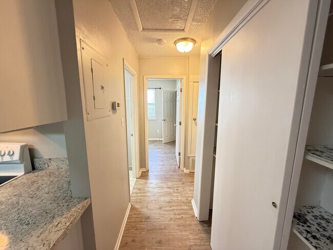 Building Photo - 116A Montrose Dr