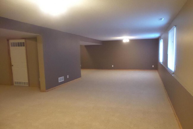 Building Photo - 405 Highland Ridge Dr