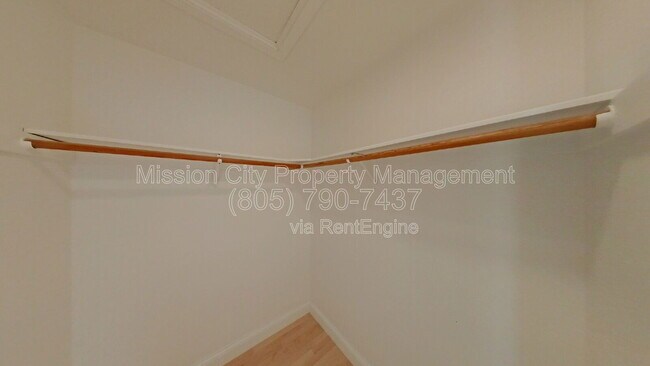 Building Photo - 2570 Lillie Ave