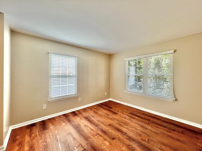 Building Photo - End Unit in Great Location!