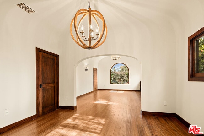 Building Photo - 637 N Alta Vista Blvd