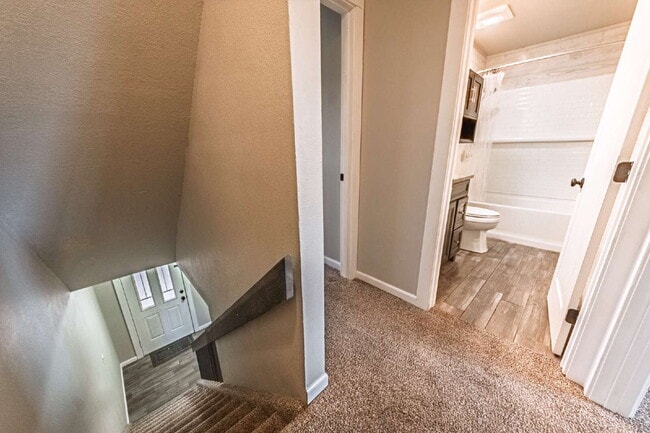 Building Photo - Beautiful Townhome with 3bedrooms and 3 bathrooms, and 1 car garage for rent.