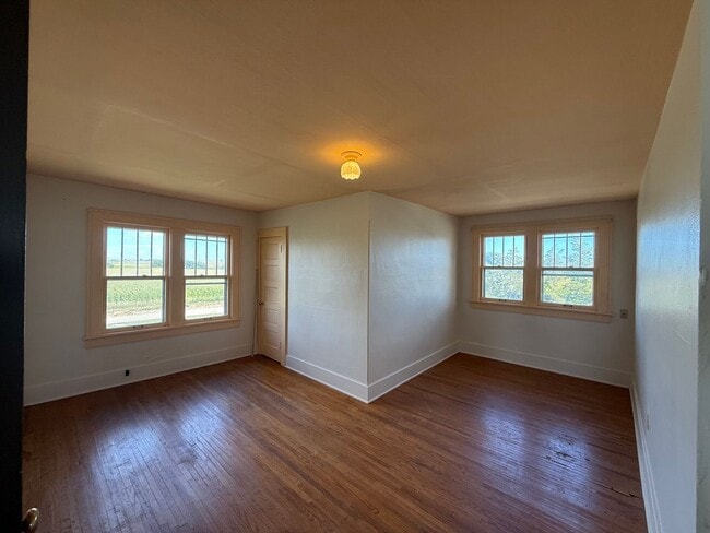 Building Photo - Large Country Home! Pet Friendly!