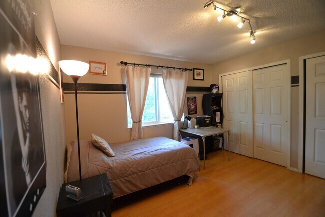 Building Photo - 4 Bed 3 Bath With AC
