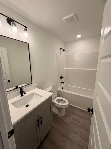 Building Photo - 822 Pitt Ave