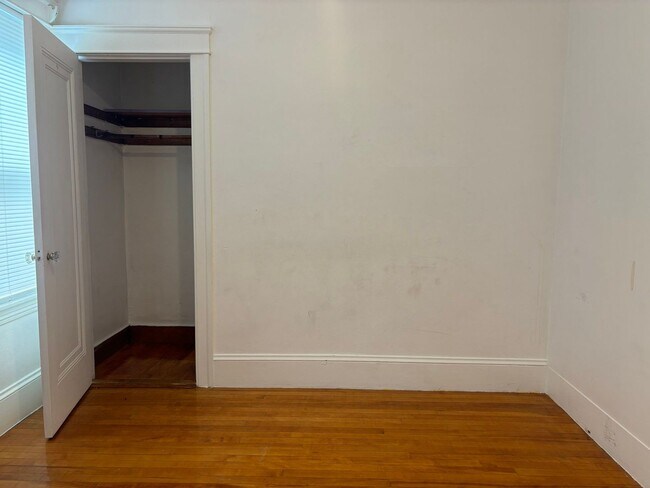 Building Photo - 17 N Woodford St