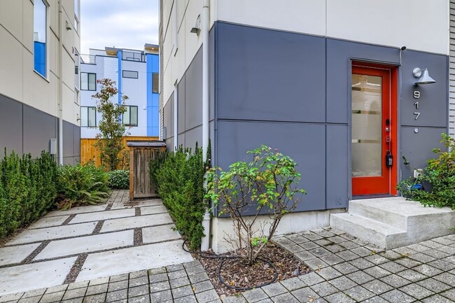 Building Photo - Bright 3bed/2.5bath Townhome in Judkins Pa...