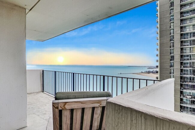 Building Photo - 6033 N Sheridan Rd