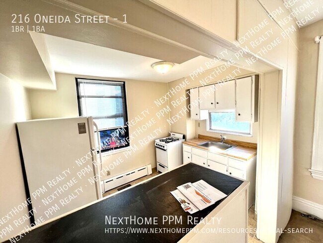 Building Photo - 216 Oneida St