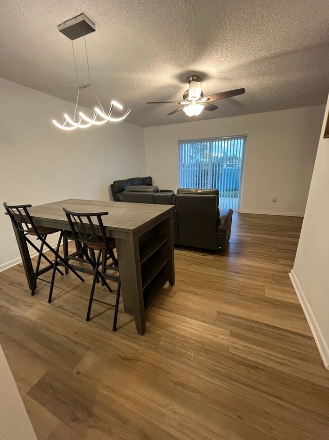 Building Photo - Newly Renovated 1/1 in Poppleton Creek--Partially furnished