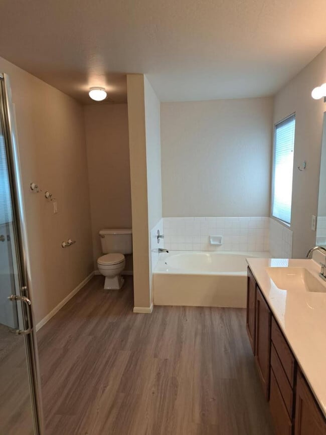 Building Photo - 1443 E Vaughn Ave