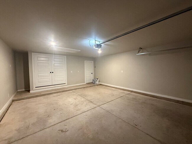 Building Photo - 6101 Poppy Dr