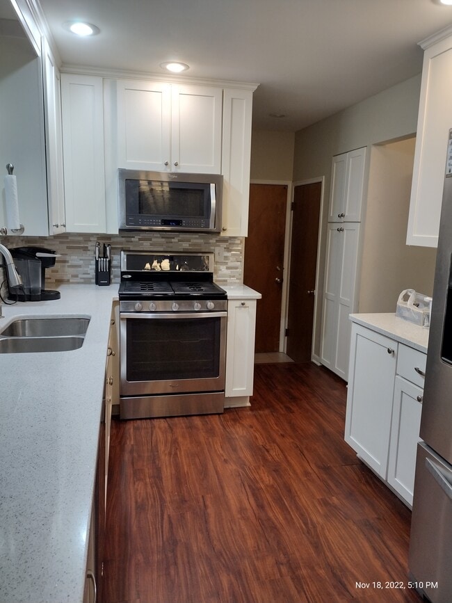 Kitchen - 2000 Autumn Ln