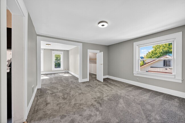 Building Photo - 814 Louis Ave