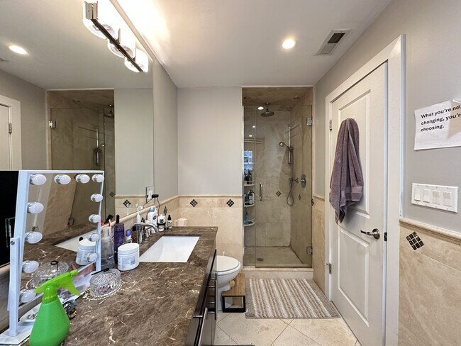 Building Photo - 907 N Damen Ave