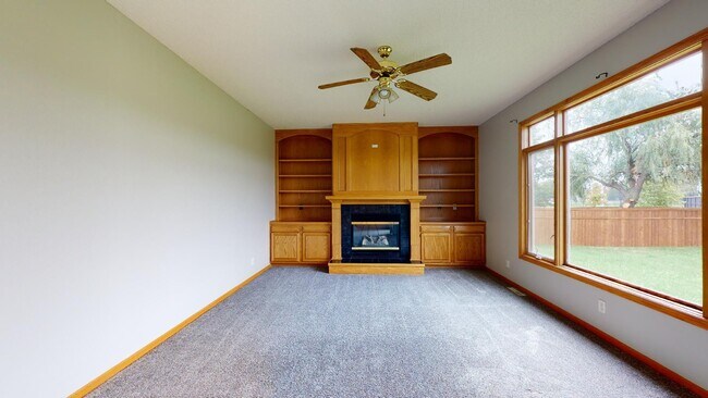 Building Photo - Beautiful Home - Available Augst 2026