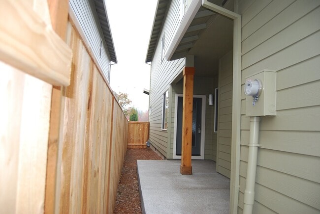 Building Photo - 3 Bedroom 2.5 Bath Newberg