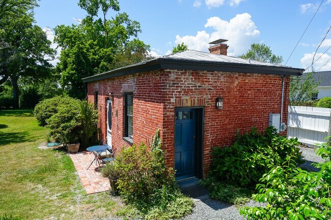 Building Photo - 416 S Front St