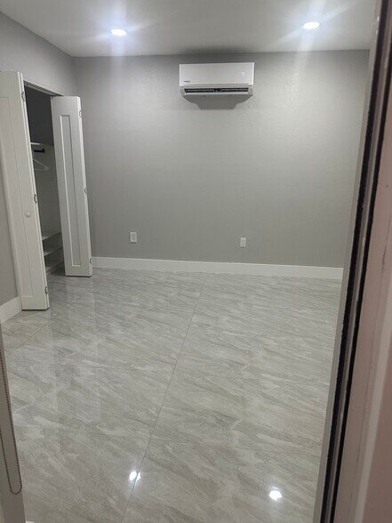 Building Photo - 4942 SW 140th Ave