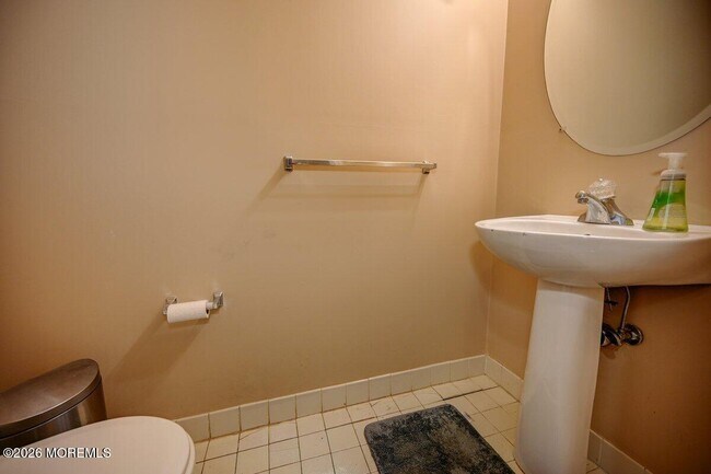 Building Photo - 319 Bernard Dr