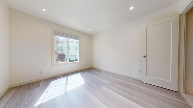 Building Photo - "Charming Urban Retreat: Cozy 1-Bedroom Haven in Daly City!"