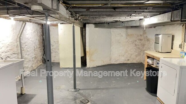 Building Photo - 33 Merritt Ave