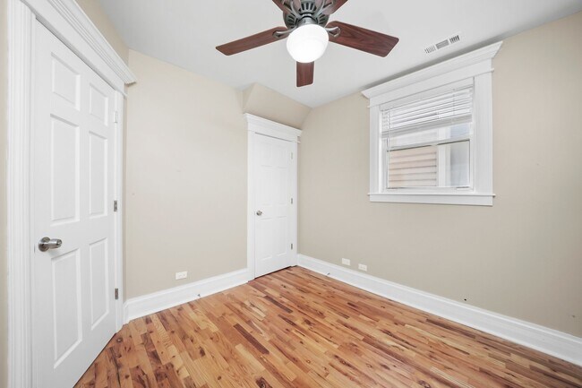 Building Photo - 518 W 45th Pl