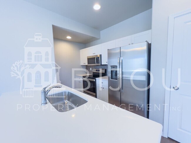 Building Photo - Beautiful Townhome across from Cumbre Vist...