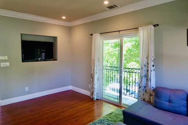 Building Photo - Modern House Near Downtown