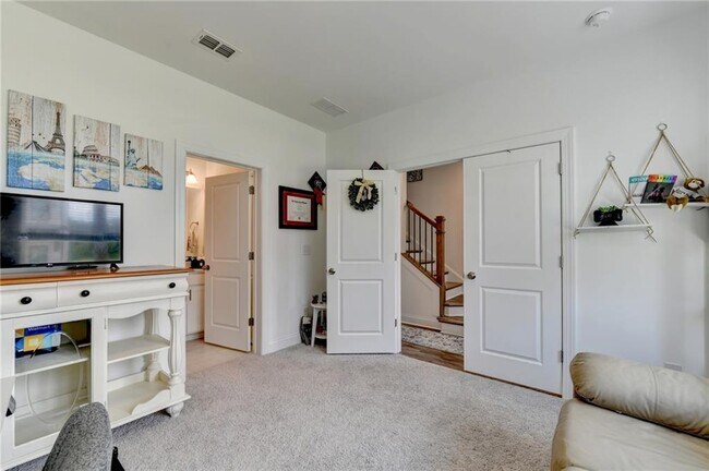 Building Photo - 522 Healy Dr
