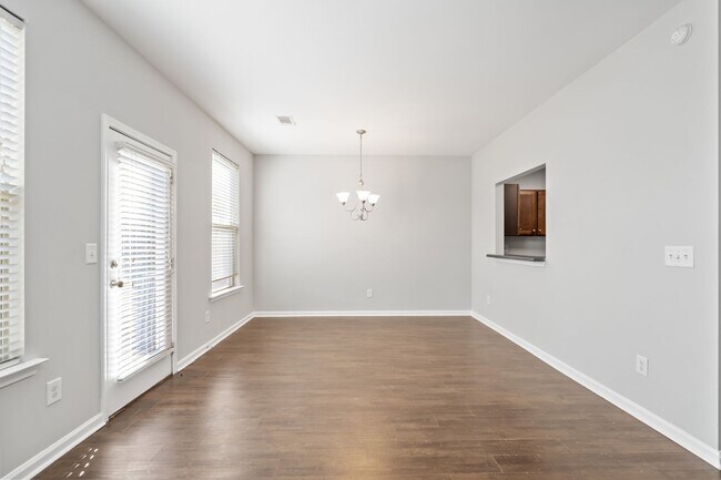 Building Photo - 3 Bedroom Townhome in Stonecrest!