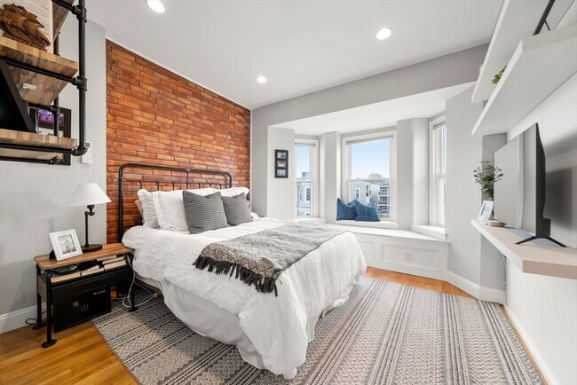 Building Photo - 695 E 8th St