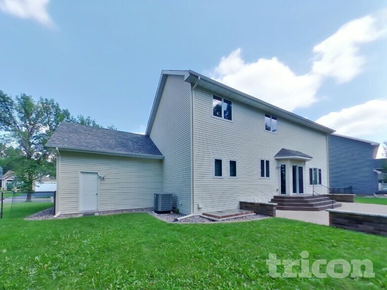 Building Photo - 516 Lincoln Dr NE
